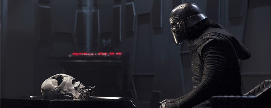 Kylo Ren mit Darth Vaders Helm