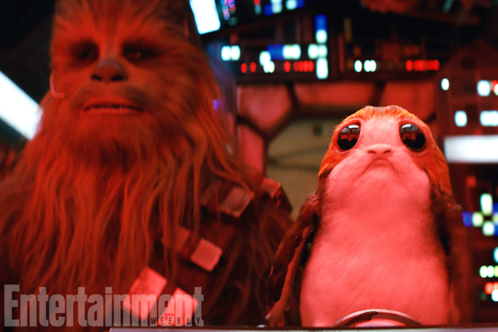 Chewbacca (Joonas Suotamo) und ein Porg in Die letzten Jedi (EW/Lucasfilm)