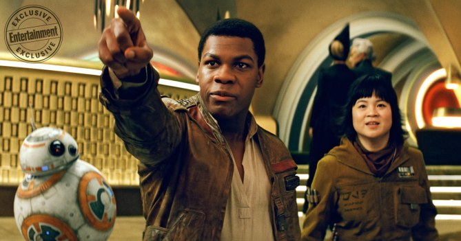 Star Wars: Die letzten Jedi: John Boyega als Finn und Kelly Marie Tran als Rose (mit BB-8)