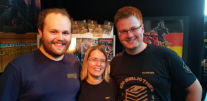 Ines und Florian am Stand der Jedipedia mit unserem Gast-Rezensenten und Jedipedianer Anthony