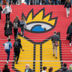 Treppe der Glashalle auf dem Leipziger Messegelände mit Logo der LBM
