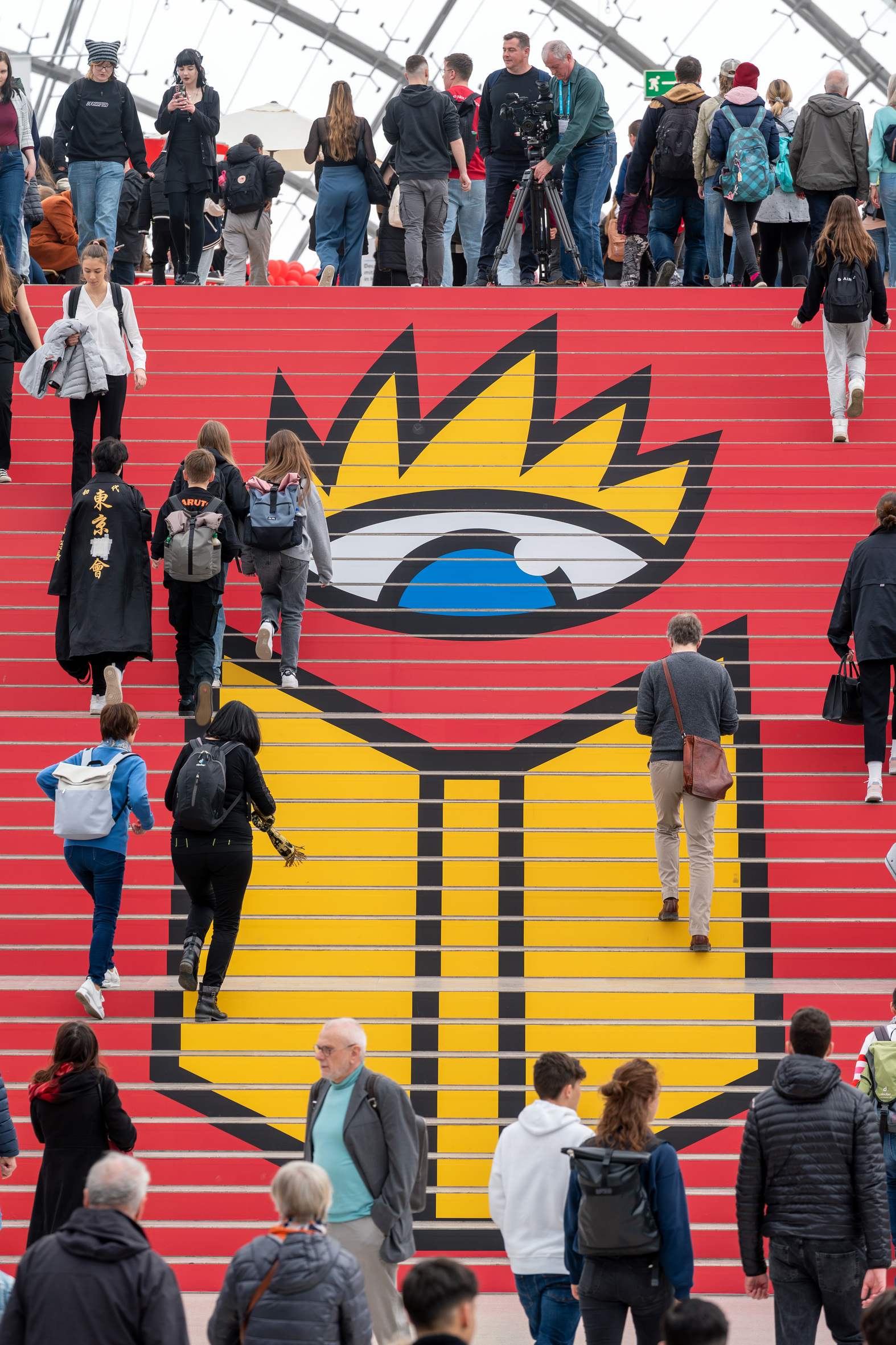 Treppe der Glashalle auf dem Leipziger Messegelände mit Logo der LBM