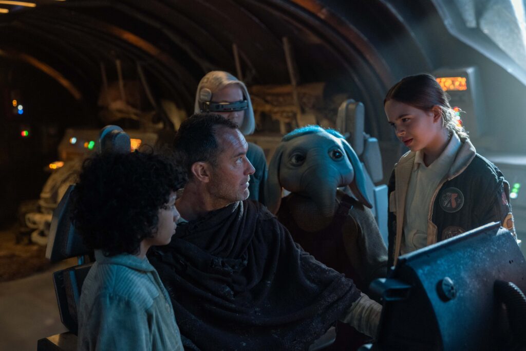 (L-R): Wim (Ravi Cabot-Conyers), Jod Na Nawood (Jude Law), KB (Kyriana 
Kratter), Neel (Robert Timothy Smith) und Fern (Ryan Kiera Armstrong) in Skeleton Crew.

Bild: Matt Kennedy/Lucasfilm