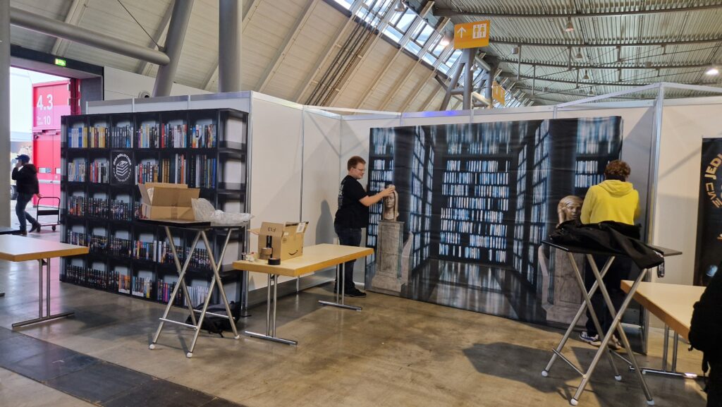 Fleißige Jedi-Bibliothekare beim Aufbau