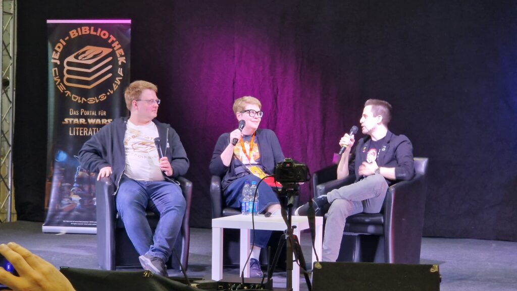 Florian, Claudia Gray und Tim im Gespräch auf der "The Force Stage"
