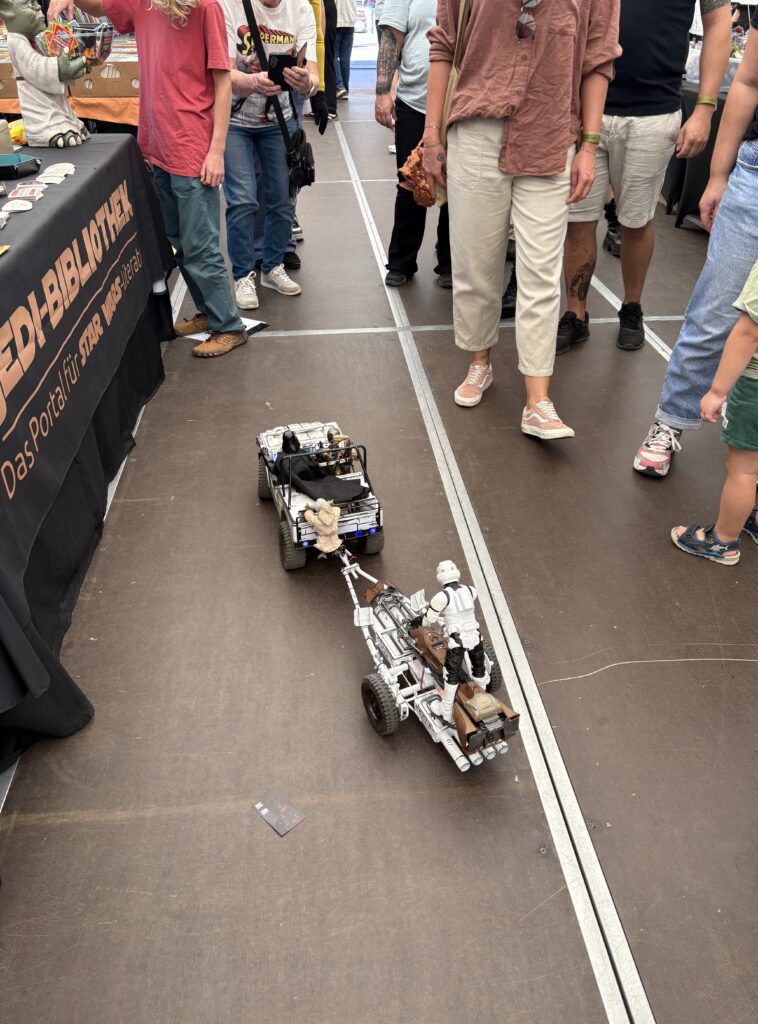 Darth Vader im ferngesteuerten Jeep unterwegs auf dem Science Fiction Treffen